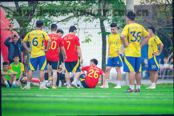 盾牌与数据流结合的抽象安全图形，荧光绿色线条勾勒，数据节点环绕盾牌排列